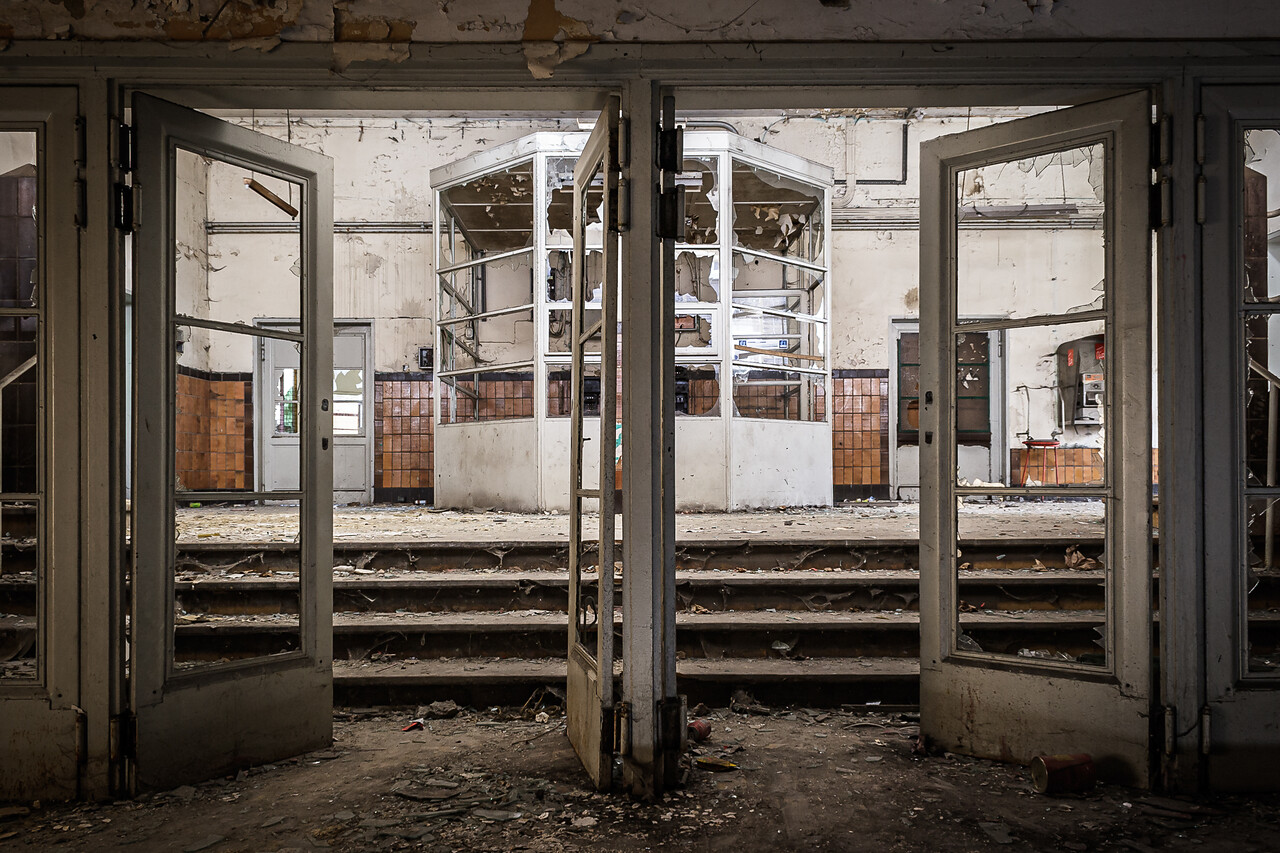 Entrée et loge délabrée.