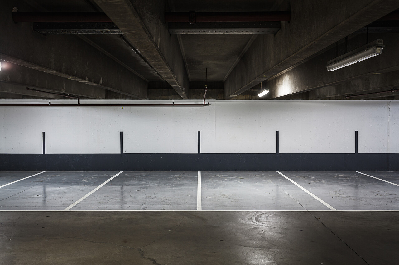 Grand angle sur les places de parking des Martyrs ...