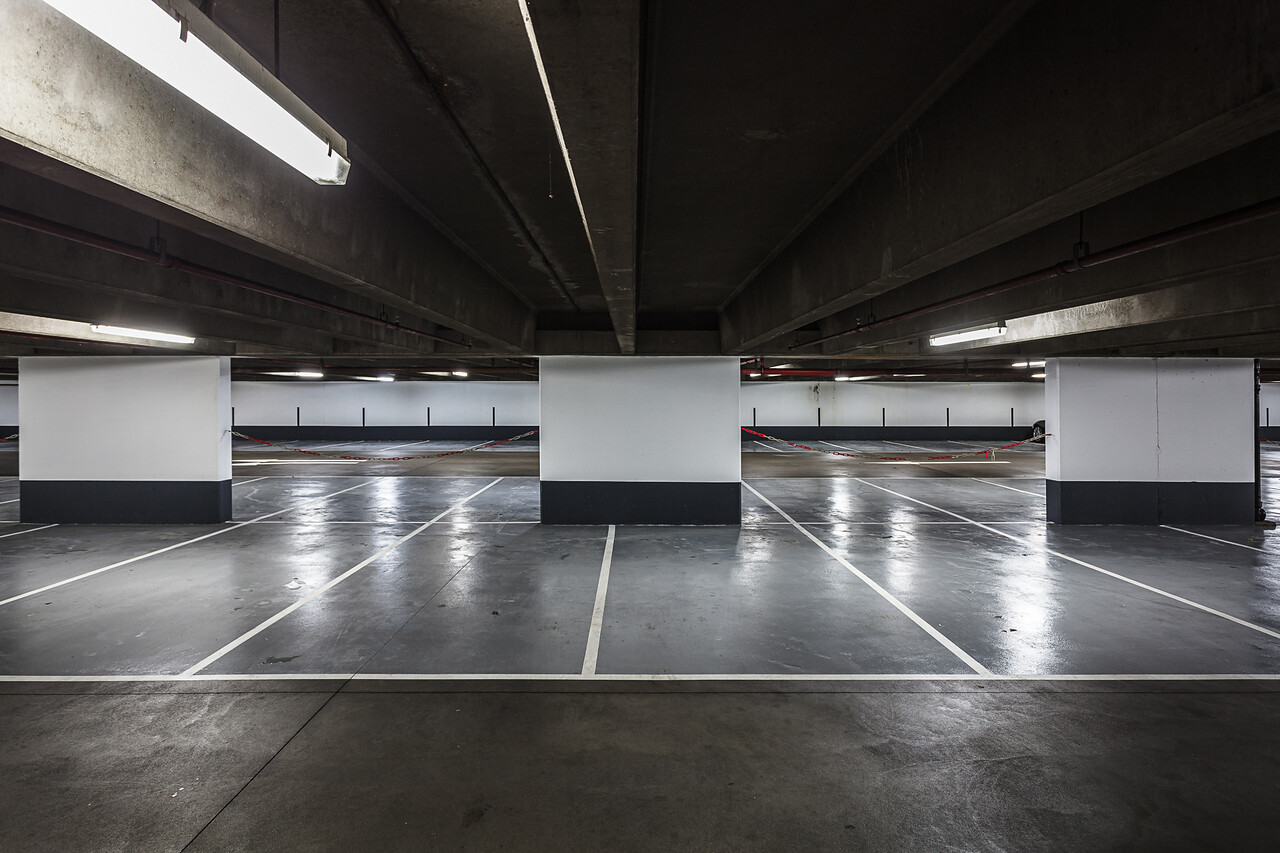 Grand angle sur les places de parking des Martyrs ...