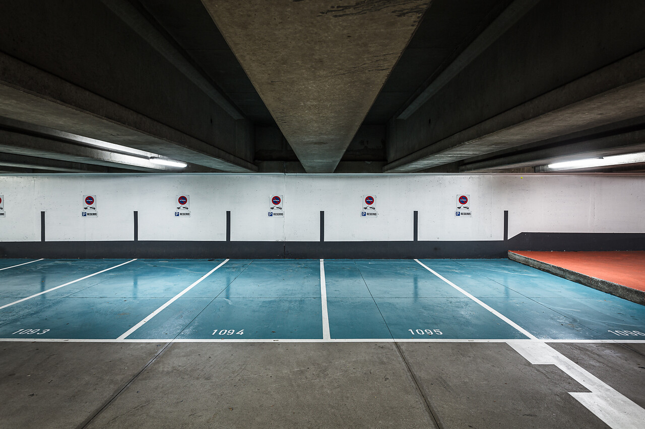 Grand angle sur les places de parking des Martyrs ...