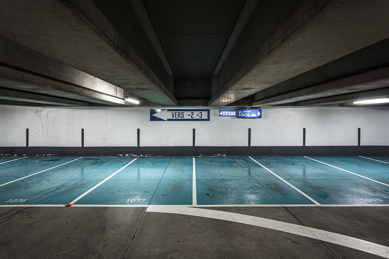 Grand angle sur les places de parking des Martyrs ...