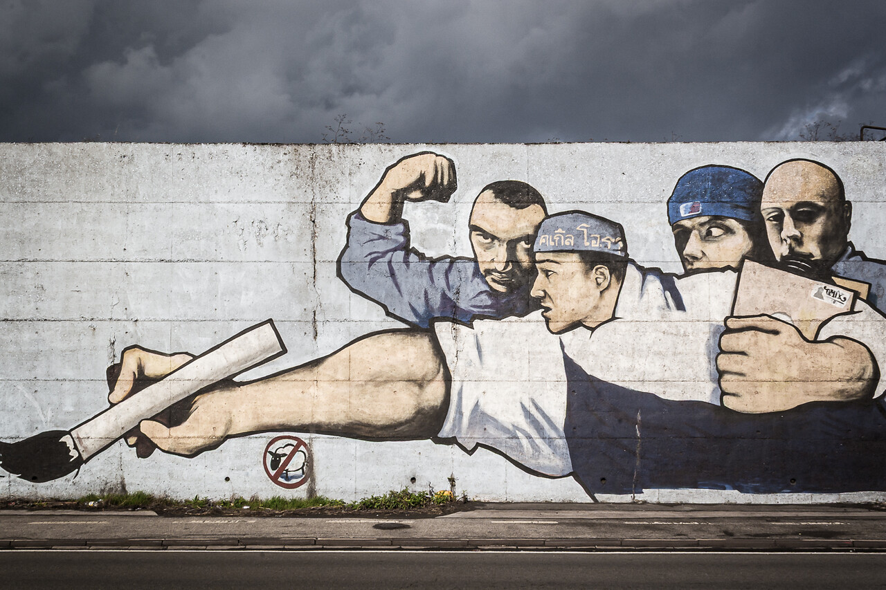 Plan large sur une fresque sur un mur de la Route Latérale à Dampremy...