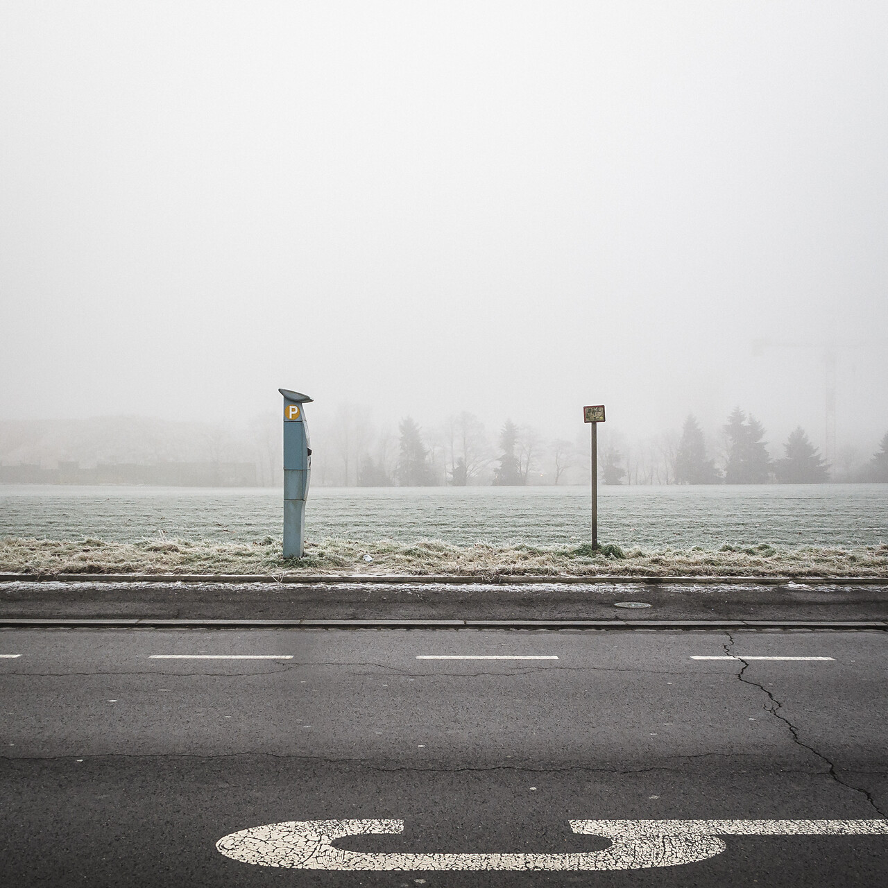 Paysage urbain en hiver sur fond de brouillard
