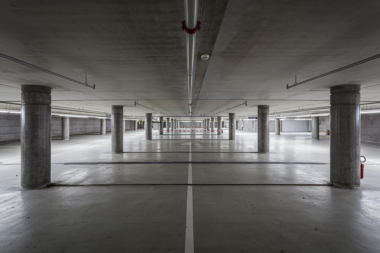 Perspective et grand angle sur un niveau du parking souterrain de la Philharmonie à Luxembourg.