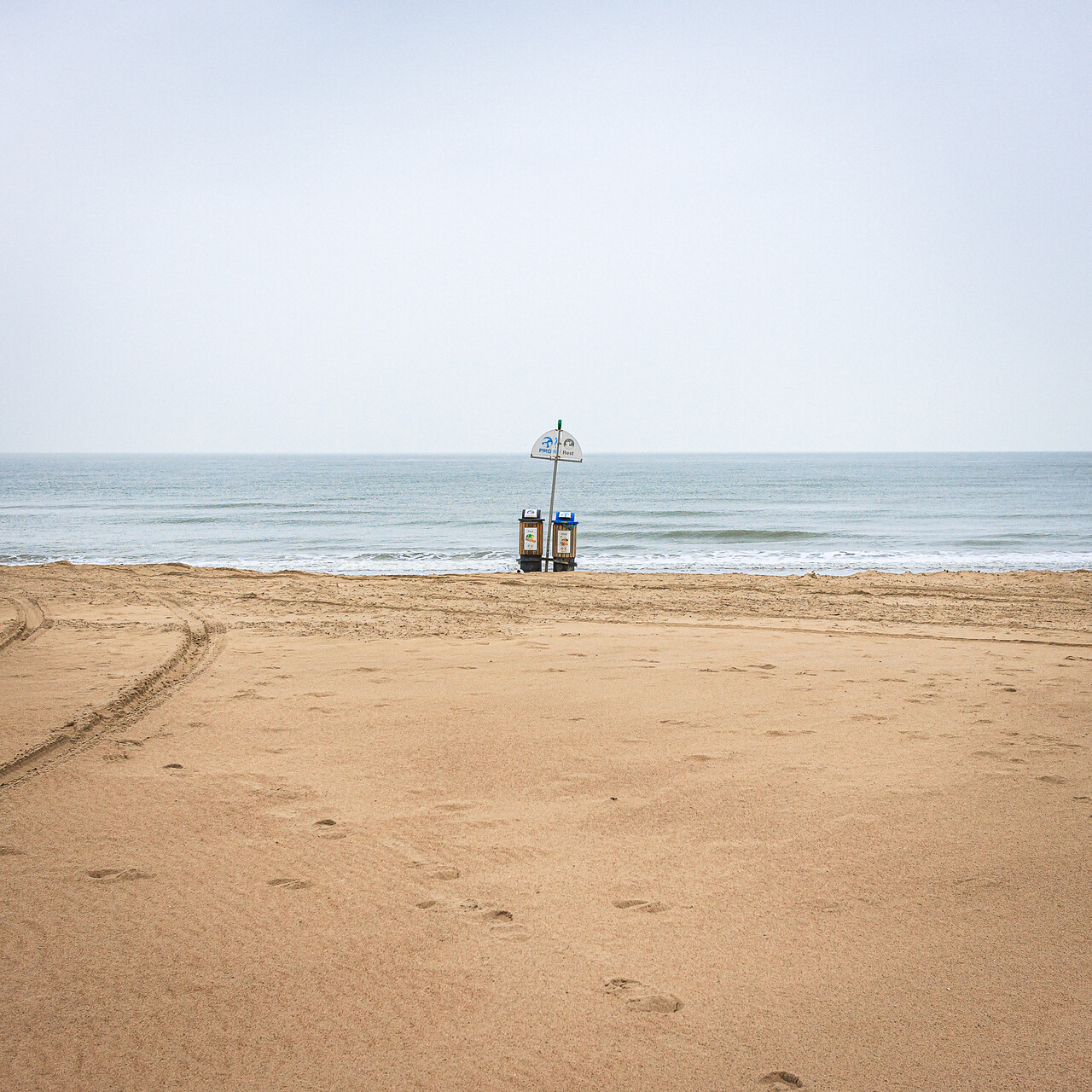 Des poubelles en plein milieu de la plage sur la côte belge