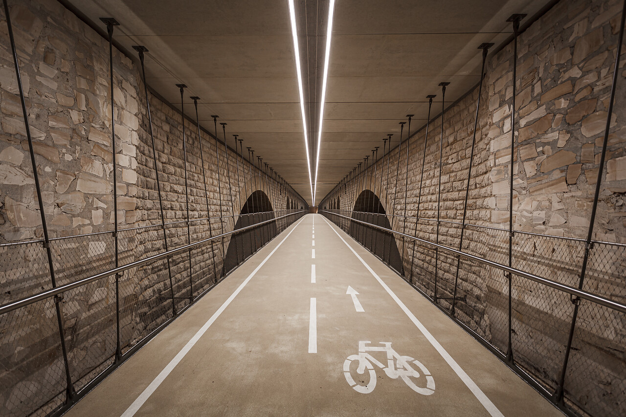 Perspective de nuit sur la passerelle situé sous le Pont Adolphe.