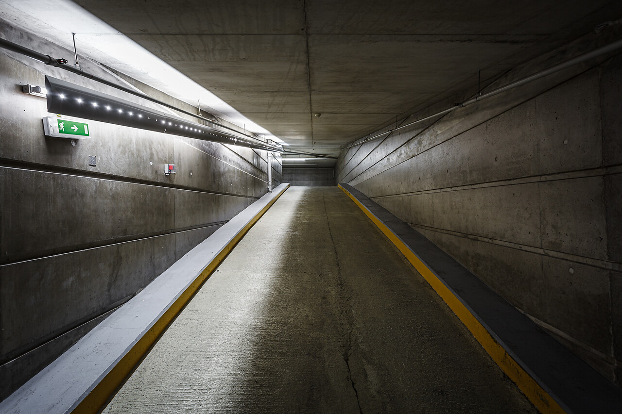 Perspective sur une des rampes de parking de la Philharmonie à Luxembourg.