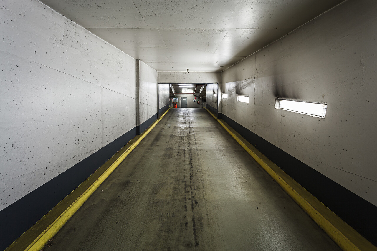Perspective sur une rampe d’un parking souterrain.