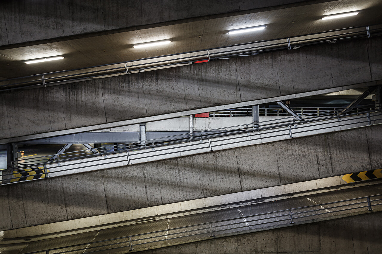 Rampes de parking éclairée la nuit.