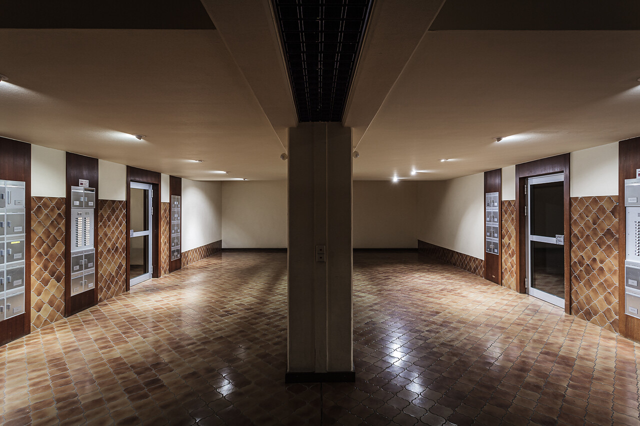 Perspective sur le hall d’entrée d’une résidence...