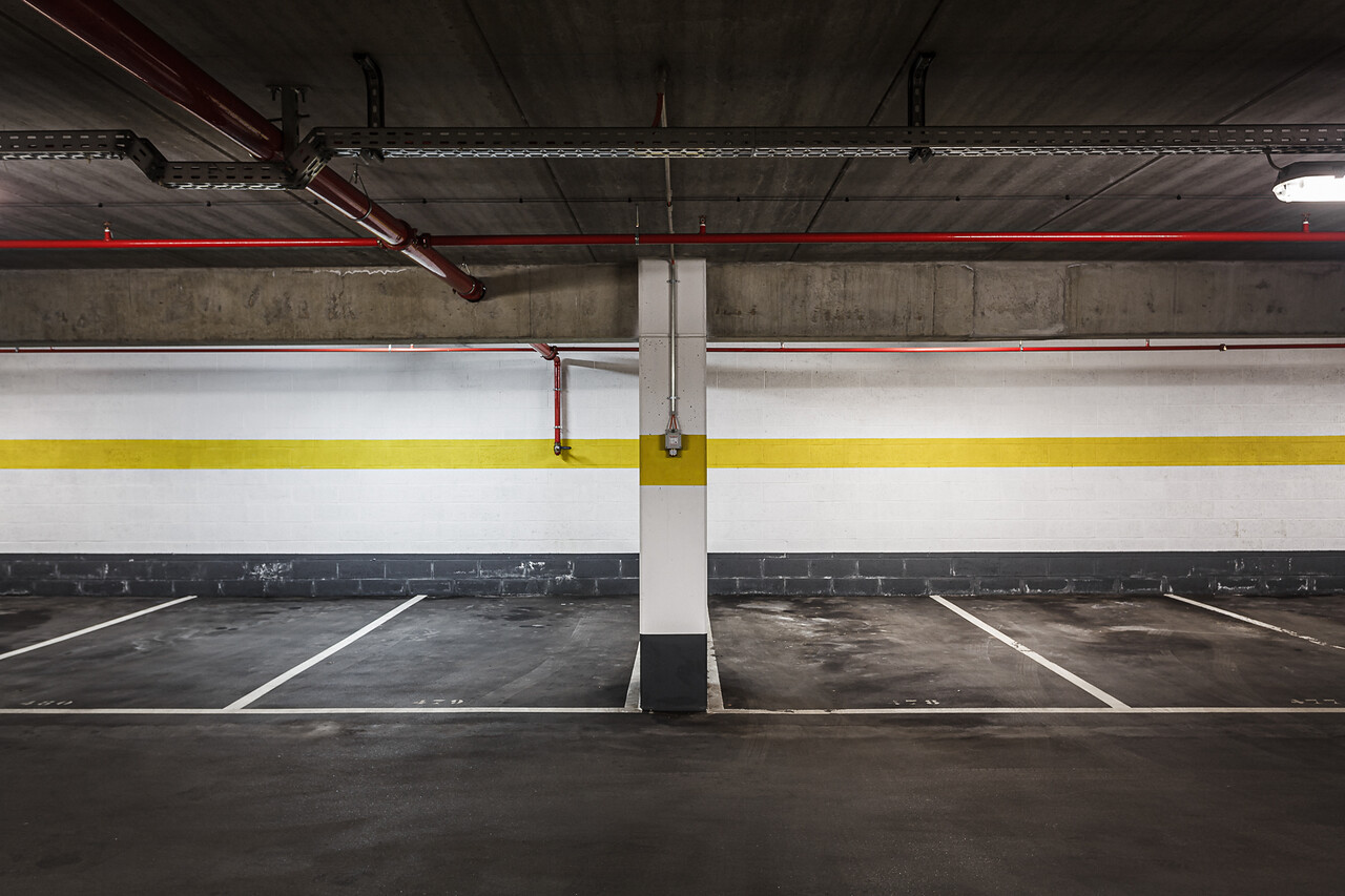 Grand angle sur les places de parking Avenue de la Résistance ...