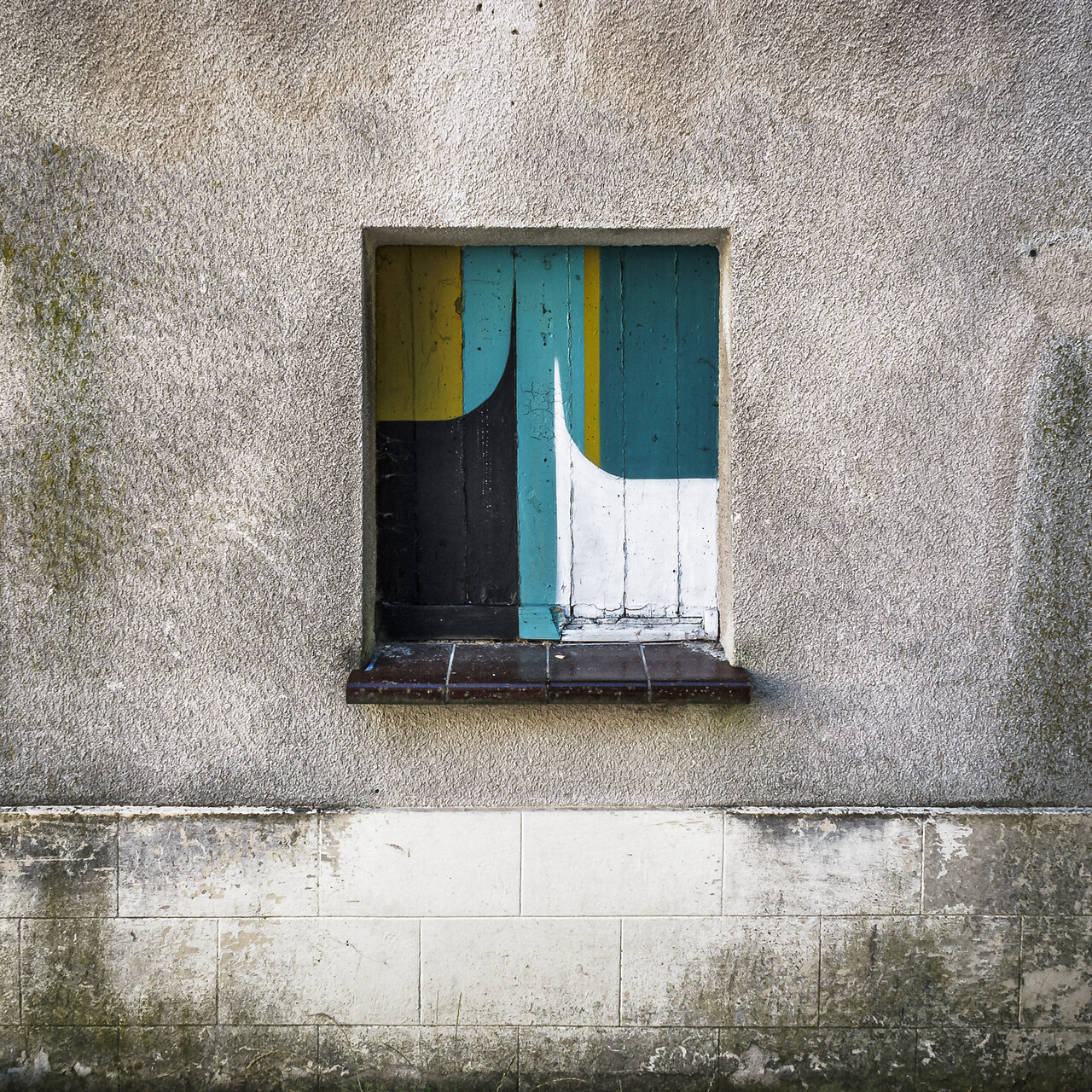 Oeuvre de Spike sur une façade des maisons abandonnée de la rue Malakoff à Luxembourg