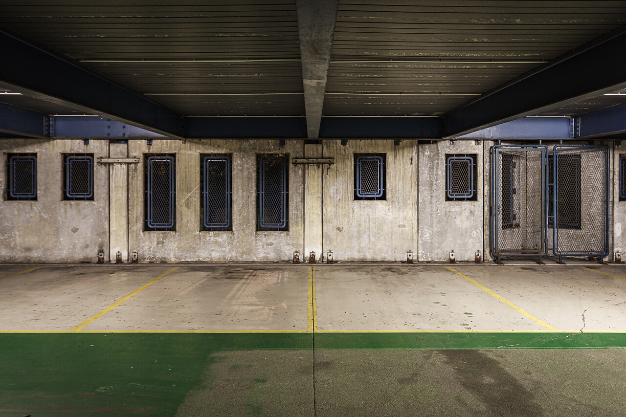 Grand angle sur les places de parking du Stade à Luxembourg-Ville...