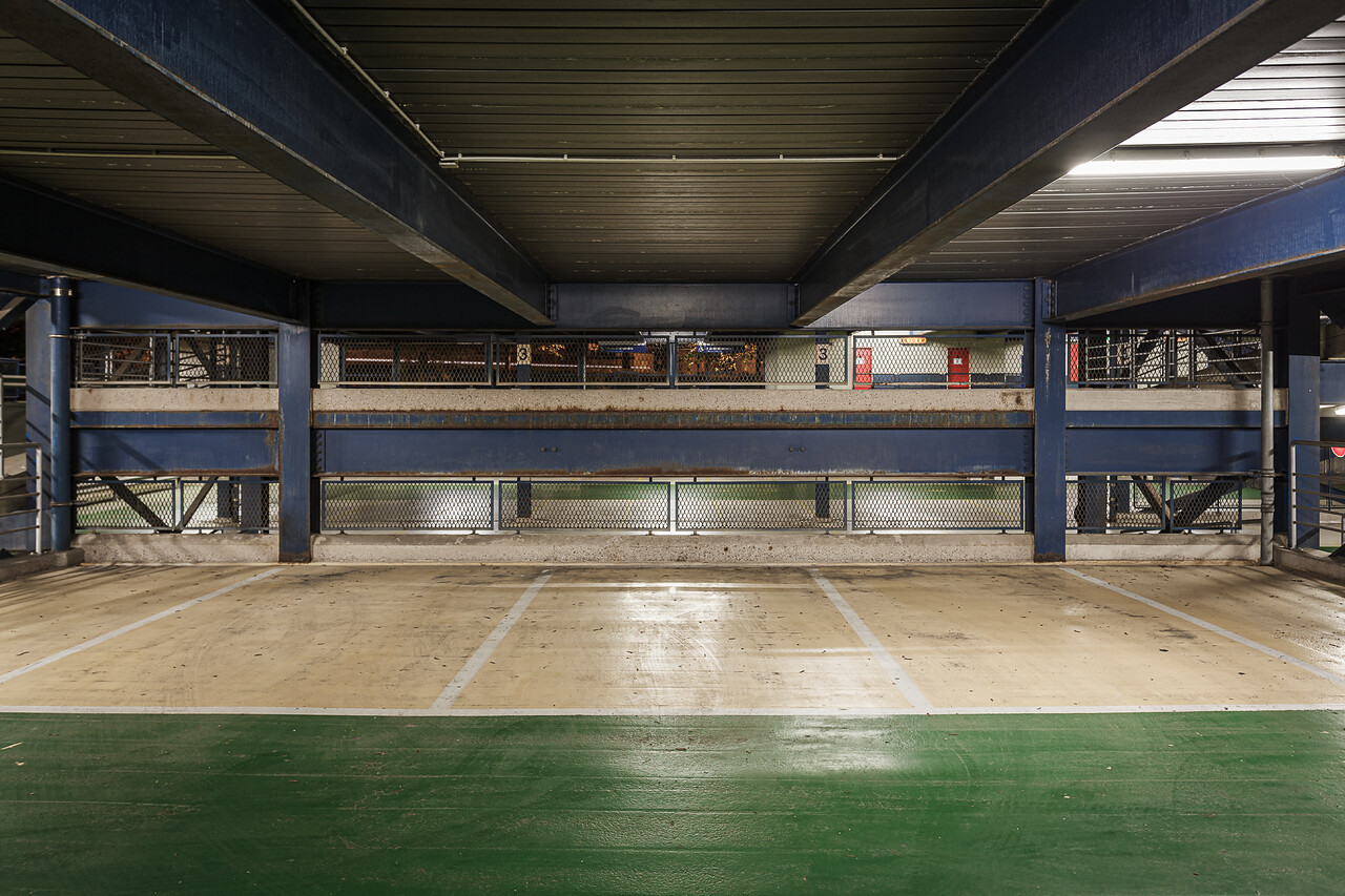 Grand angle sur les places de parking du Stade à Luxembourg-Ville...