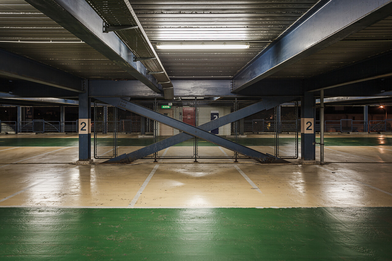 Grand angle sur les places de parking du Stade à Luxembourg-Ville ...