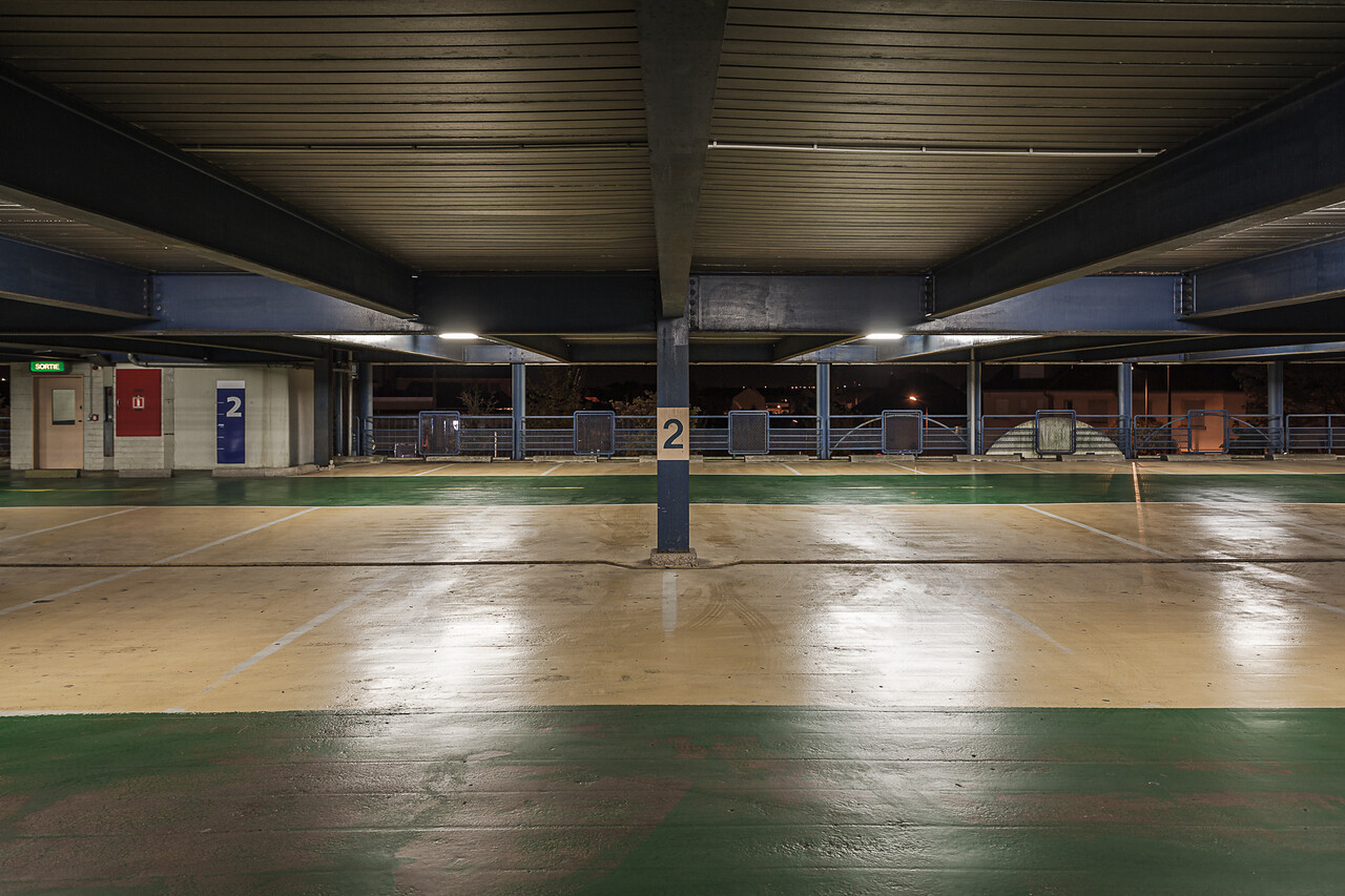 Grand angle sur les places de parking du Stade à Luxembourg-Ville ...