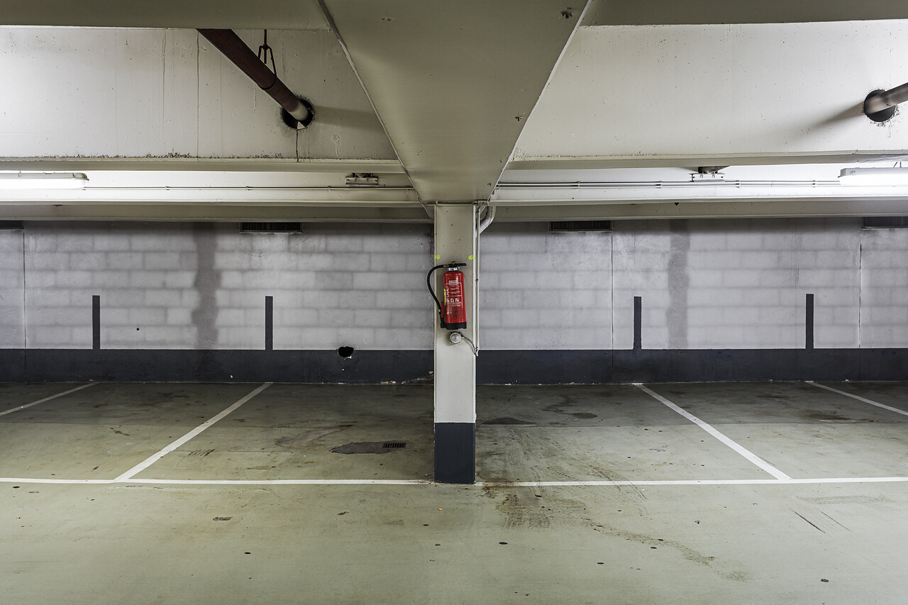 Grand angle sur les places de parking du Théâtre ...