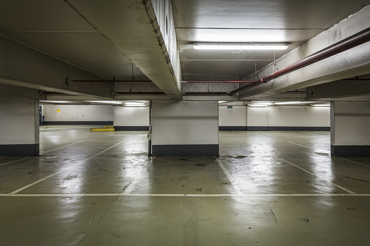 Grand angle sur les places de parking du Théâtre ...