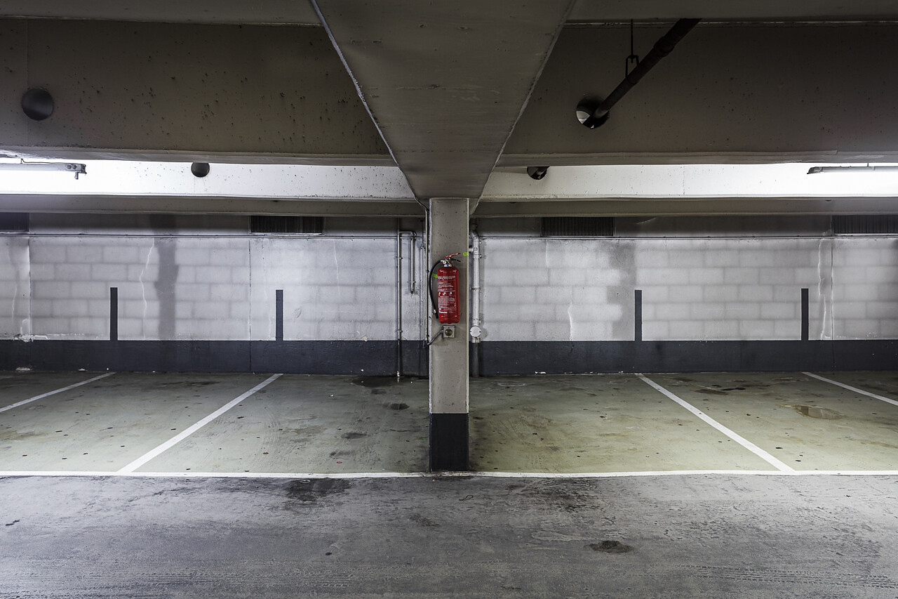 Grand angle sur les places de parking du Théâtre ...