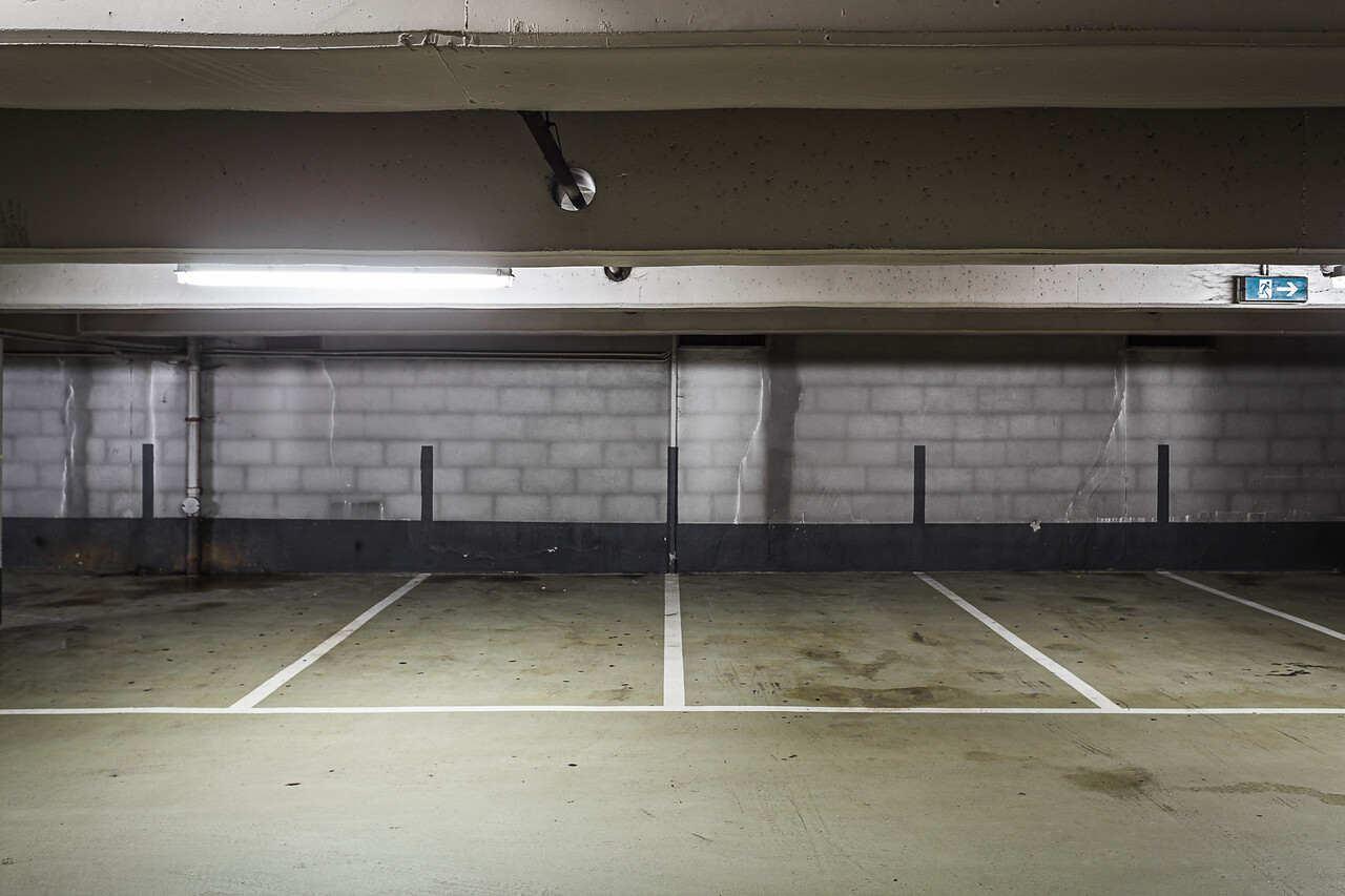 Grand angle sur les places de parking du Théâtre ...