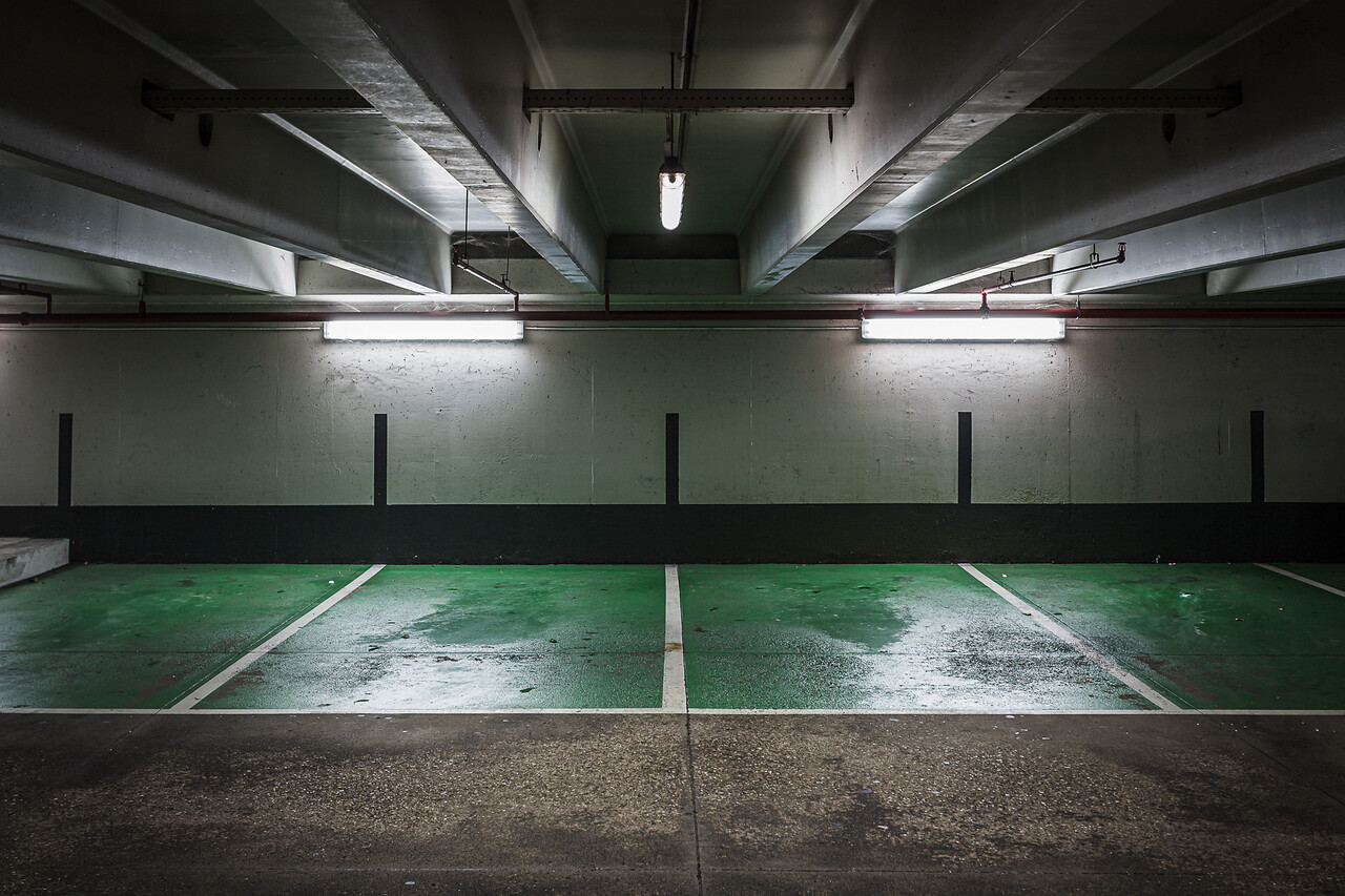 Grand angle sur les places de parking du Théâtre ...