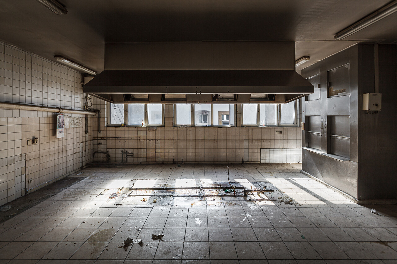 Plan large sur une cuisine encrasée de restaurant