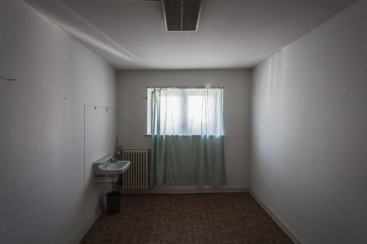 Perspective sur une chambre avec son lavabo