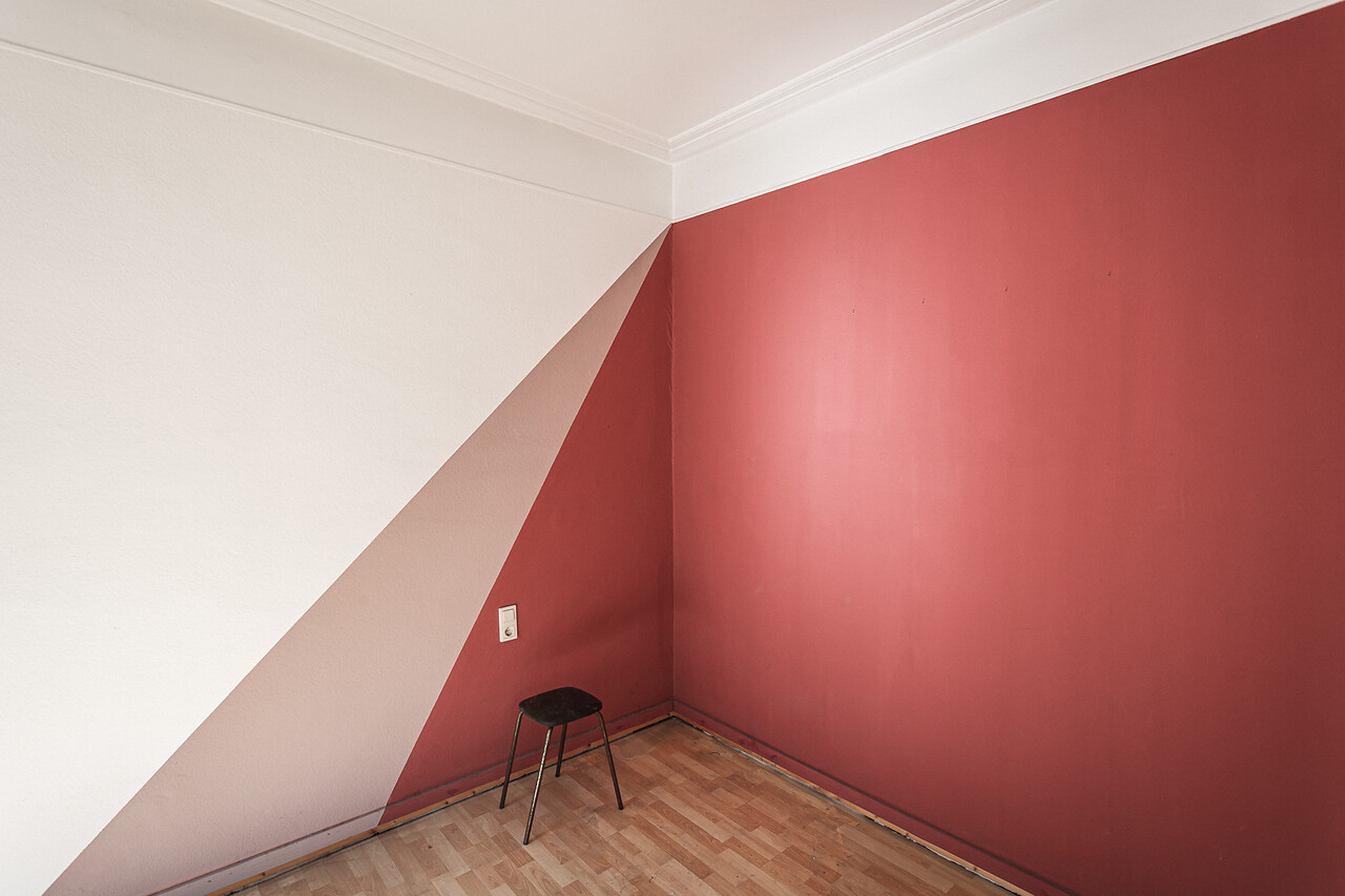 Pièce de vie aux murs peints de motifs modernes…