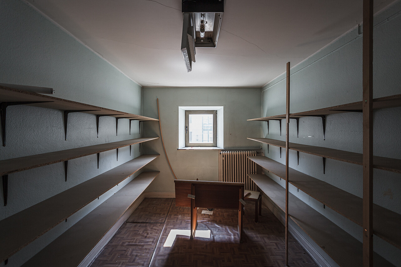 Perspective sur une réserve et ses étagères