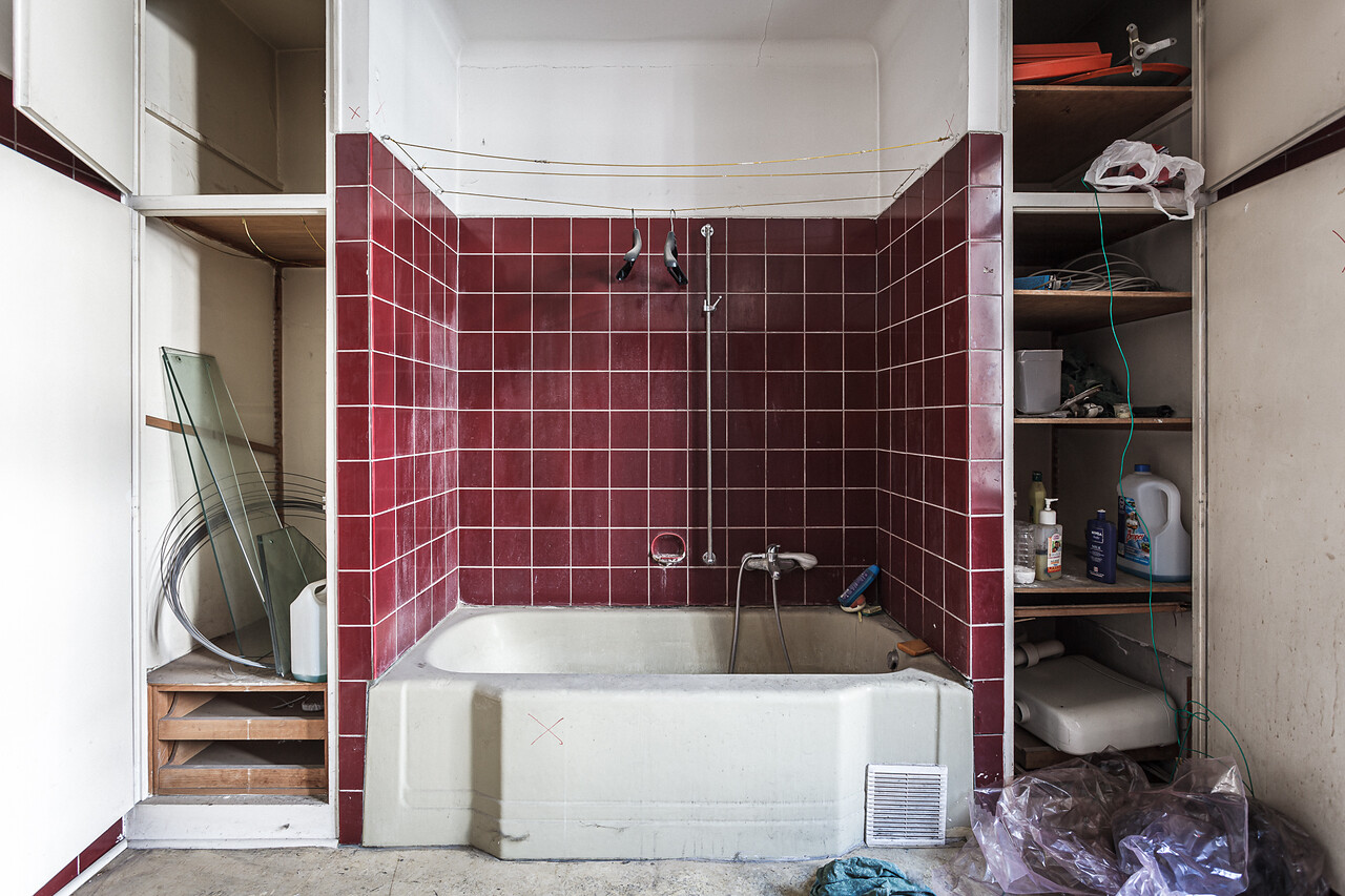 Salle de bain aux vieux carralages pourpres…