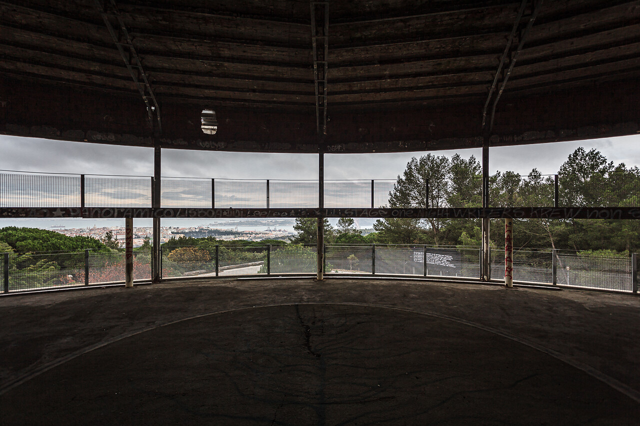 Vue sur le Tage depuis le Mirador panoramique de Monsanto à Lisbonne...