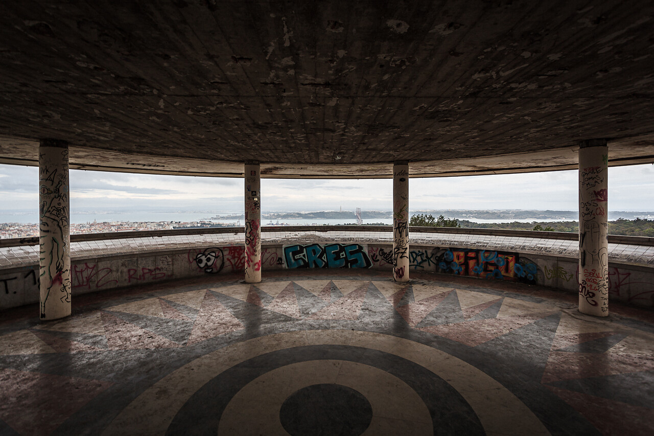 Vue le Pont du 25 Avril depuis le Mirador panoramique de Monsanto à Lisbonne...
