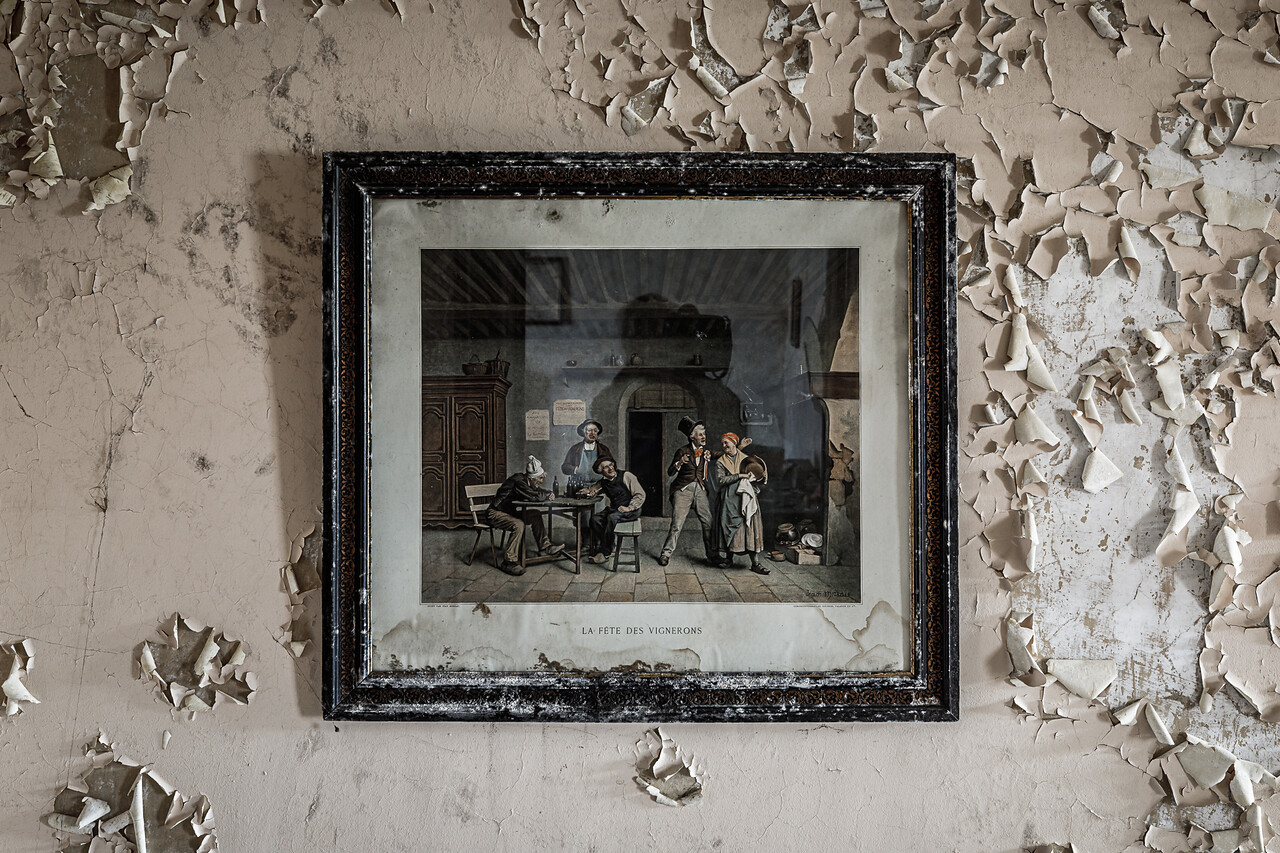 Reproduction encadrée de 'La fête des vignerons' par Jean Moreau, sur un mur décrépi et tachée par l'humidité ...