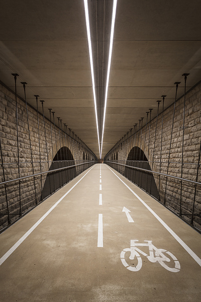 Perspective sur la passerelle sous le Pont Adolphe