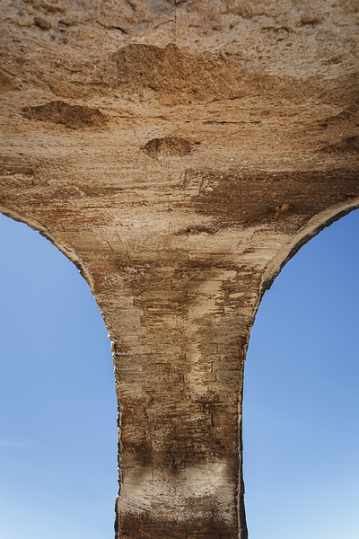 Au pied du pont Julien