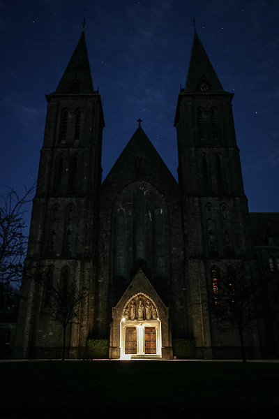 Porte d'entrée illuminée d'une abbay la nuit…