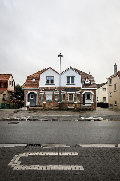 Maisons jumelées face à un arrêt du bus sur la Albert Blieklaan à Koksijde/Coxyde.