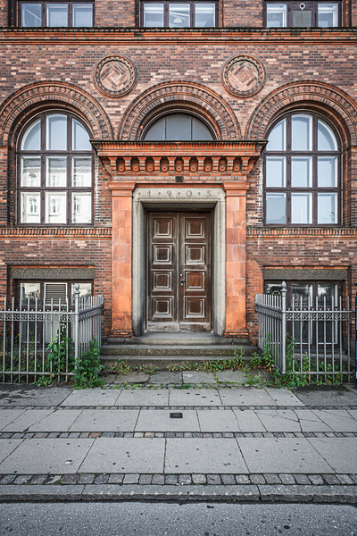 Grand angle sur une des porte d'entrée de l'université de Copenhague...
