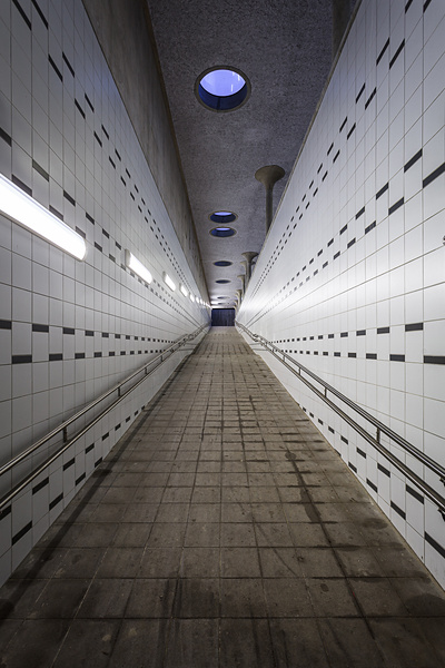 Perspective de nuit sur une rampe menant à un quai de gare