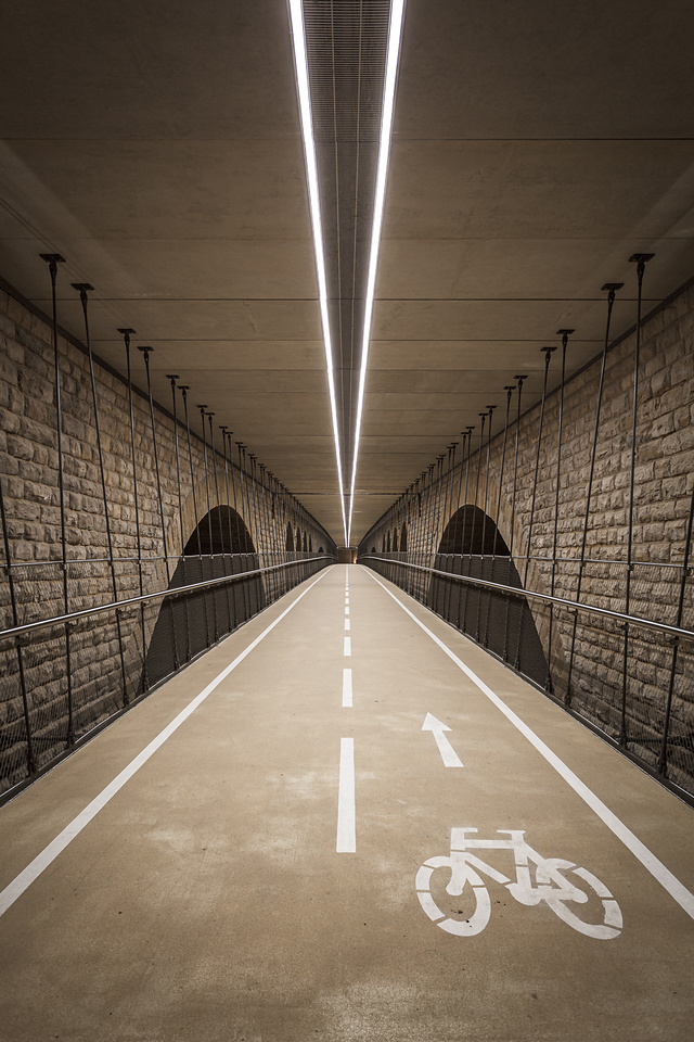 Perspective sur la passerelle sous le Pont Adolphe