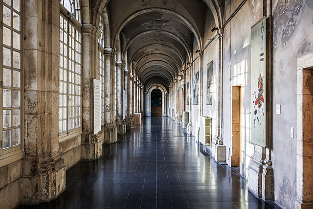 Grand angle sur un des couloirs de l'Abbaye des Prémontrés à Pont-à-Mousson.