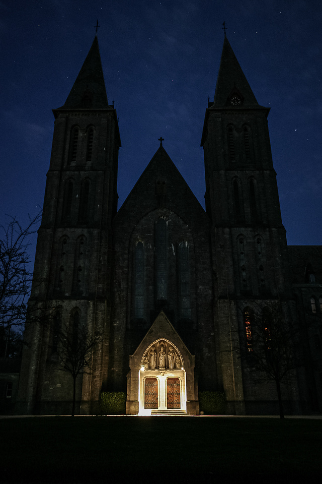 Porte d'entrée illuminée d'une abbay la nuit…