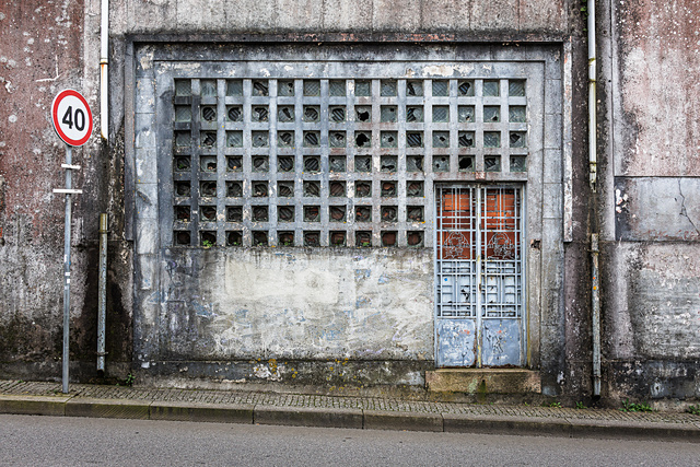 Façade délabrée de l'usine de peintures et vernis d'Armando Gomes Pessanha de la marque Esfinge située dans l'ancien pôle industriel de Serra do Pilar.
