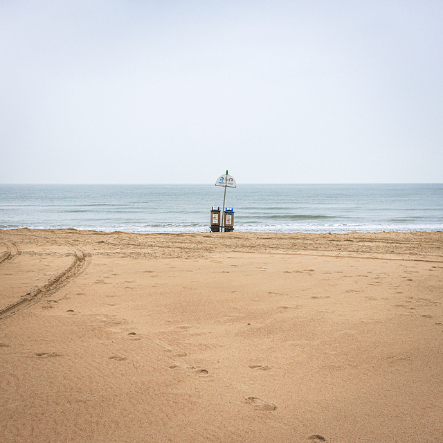 Des poubelles en plein milieu de la plage sur la côte belge