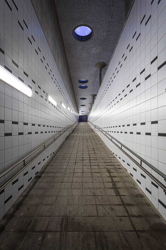 Perspective de nuit sur une rampe menant à un quai de gare