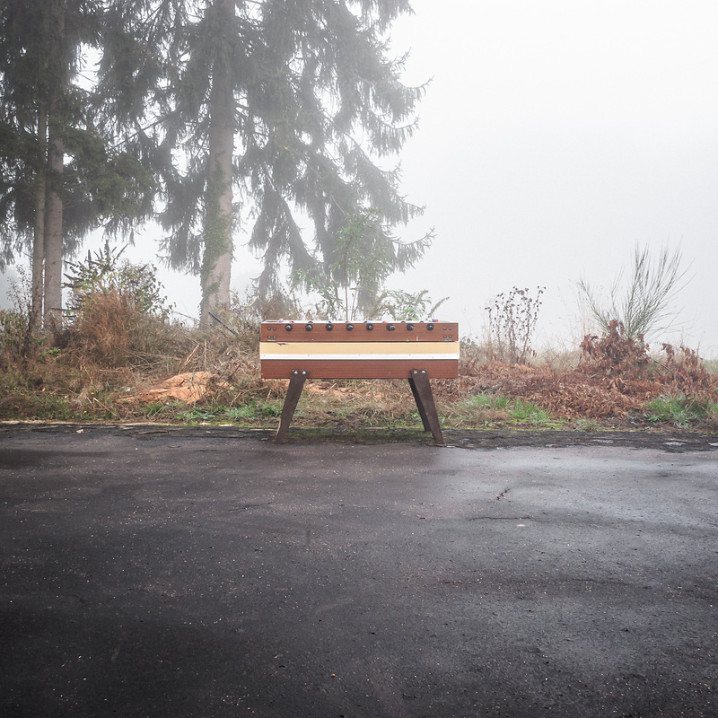 Vue dans le brouillard d'un kicker (babyfoot) abandonné...