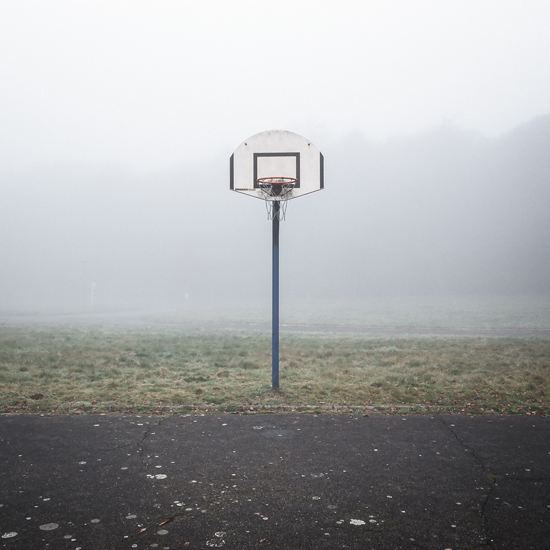 Vue dans le brouillard d'un panneau de basket/streetball...