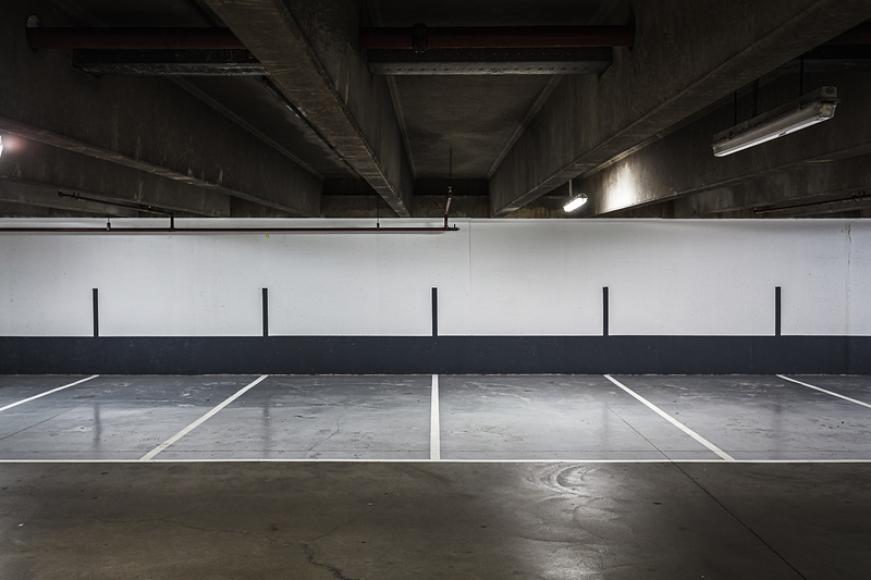 Grand angle sur les places de parking des Martyrs ...