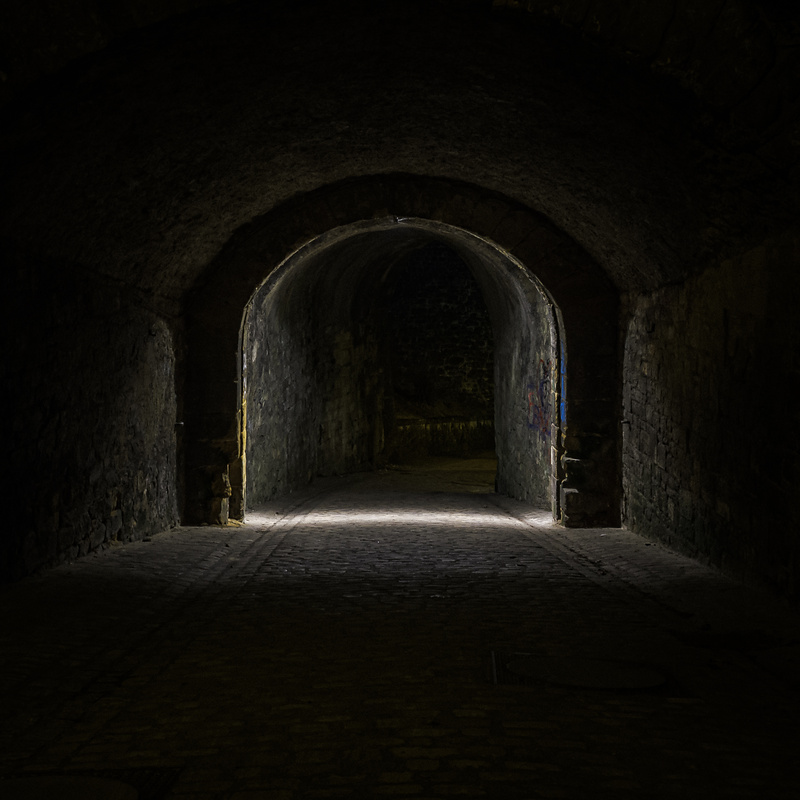 Porte médiévale du Pfaffenthal éclairée la nuit.