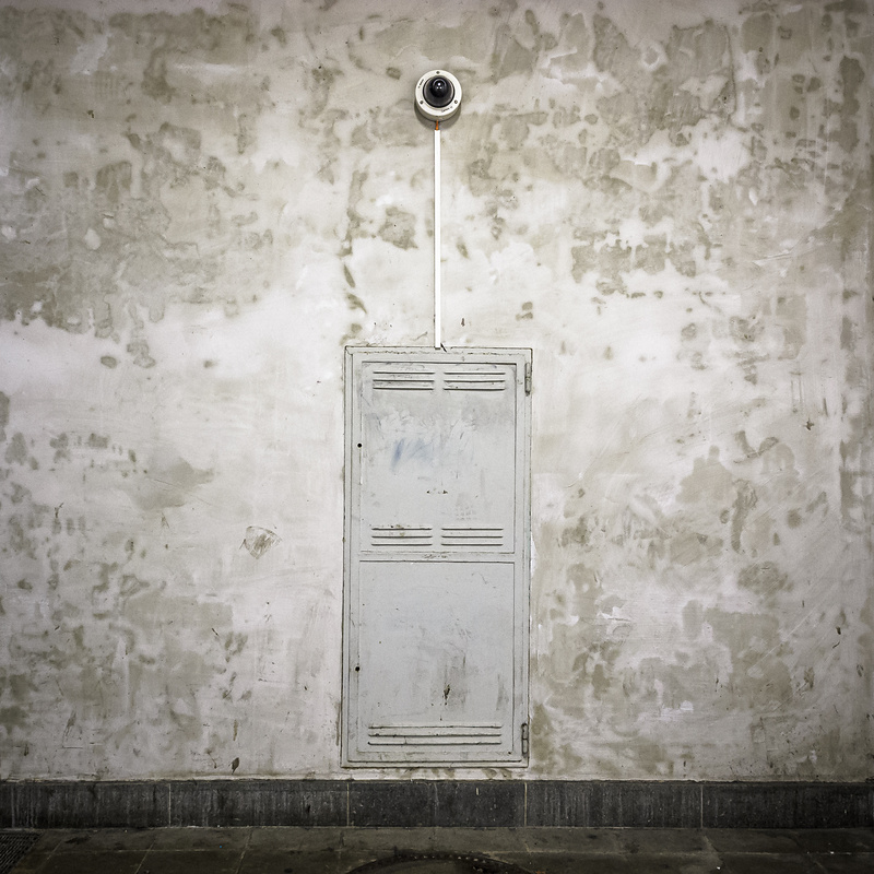 Caméra de surveillance suspendue au fond d’un tunnel de gare.